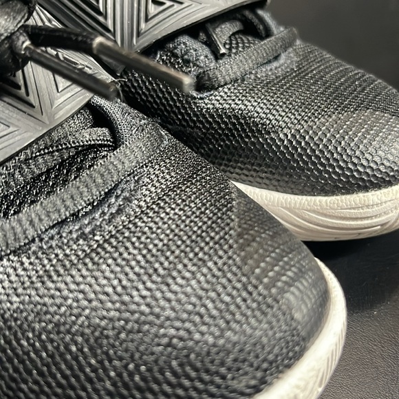 Boys Nike Kyrie Flytrap 3 Basketball Shoes Size 11C - Picture 8 of 13